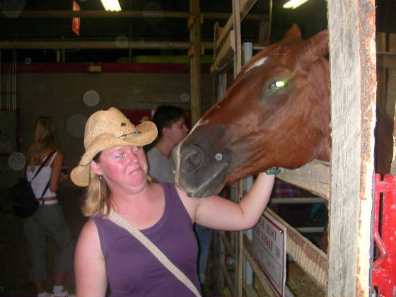 08wendyhorsekiss.jpg